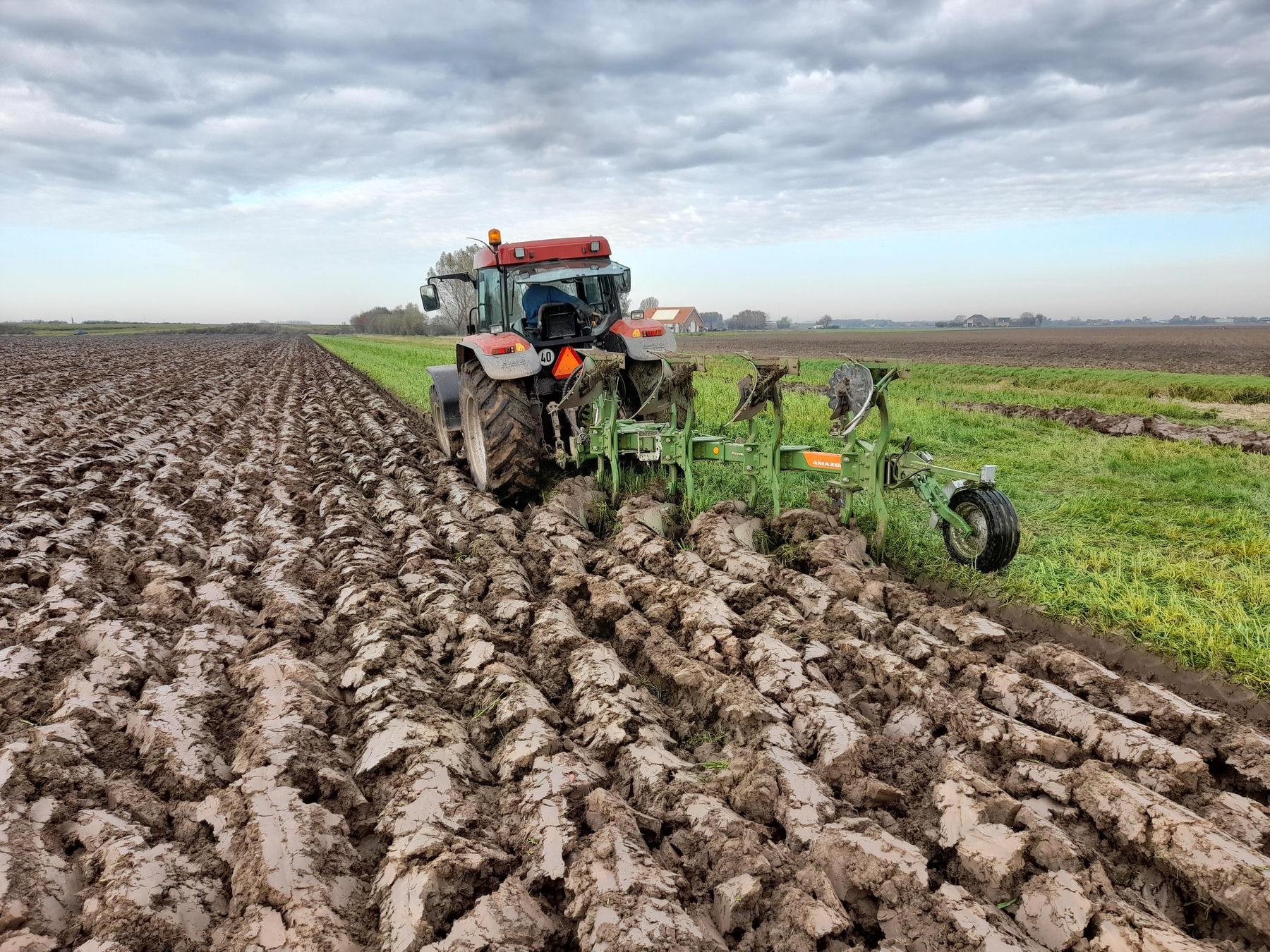 Het erf en de akkers van de boerderij