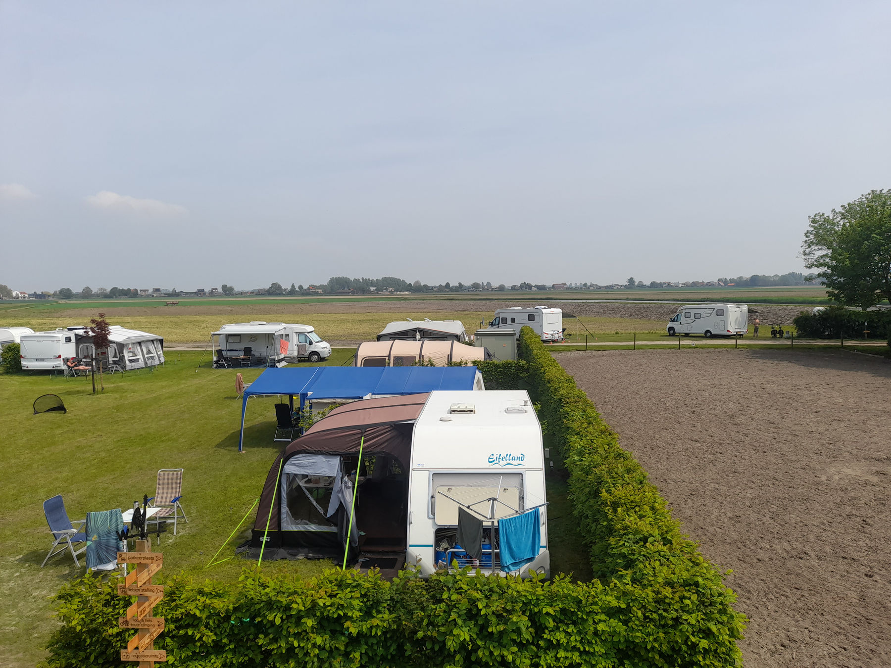 De paardrijbak naast de kampeerplaatsen op Mariëndreef