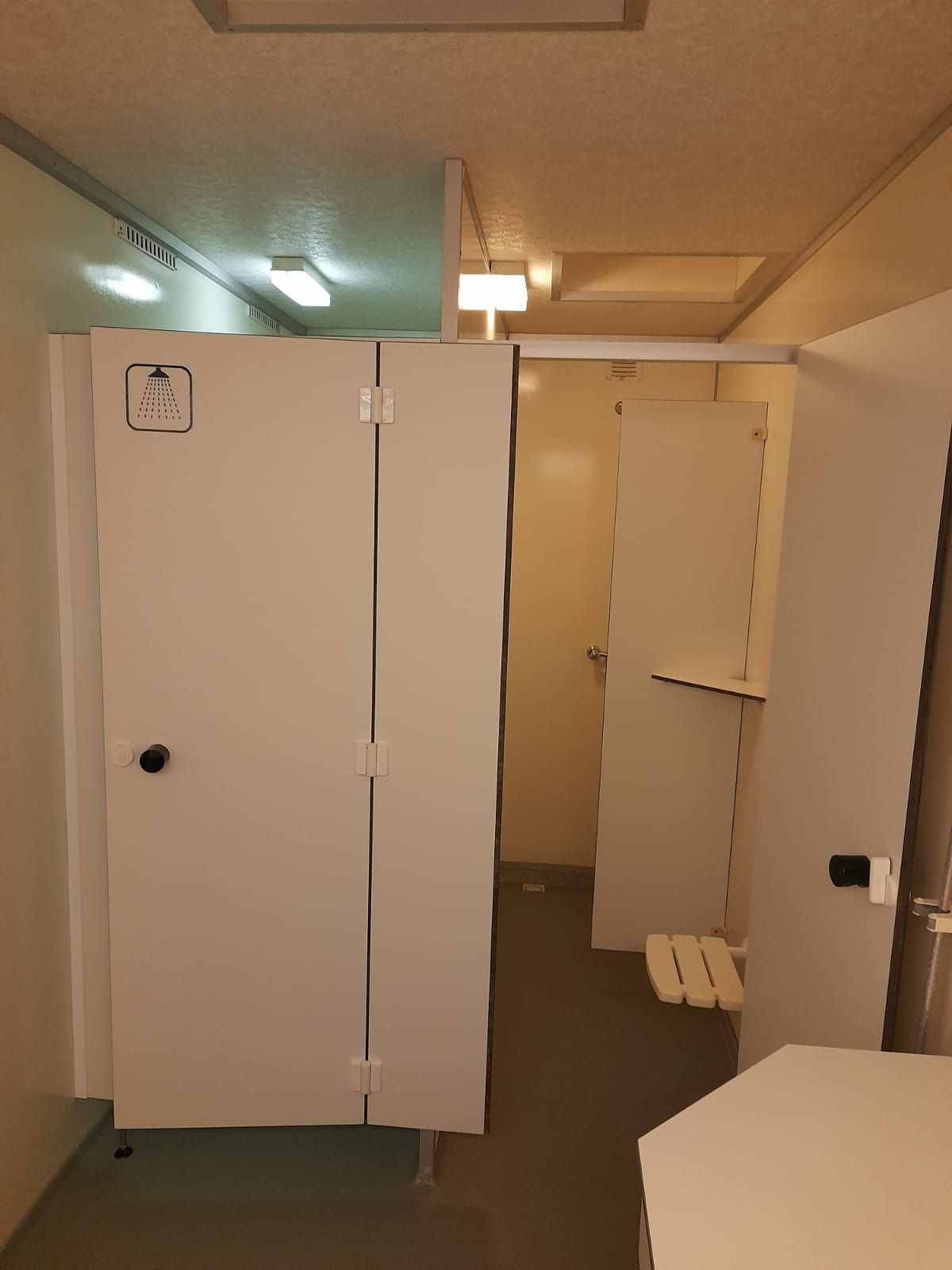Douche in het sanitairgebouw
