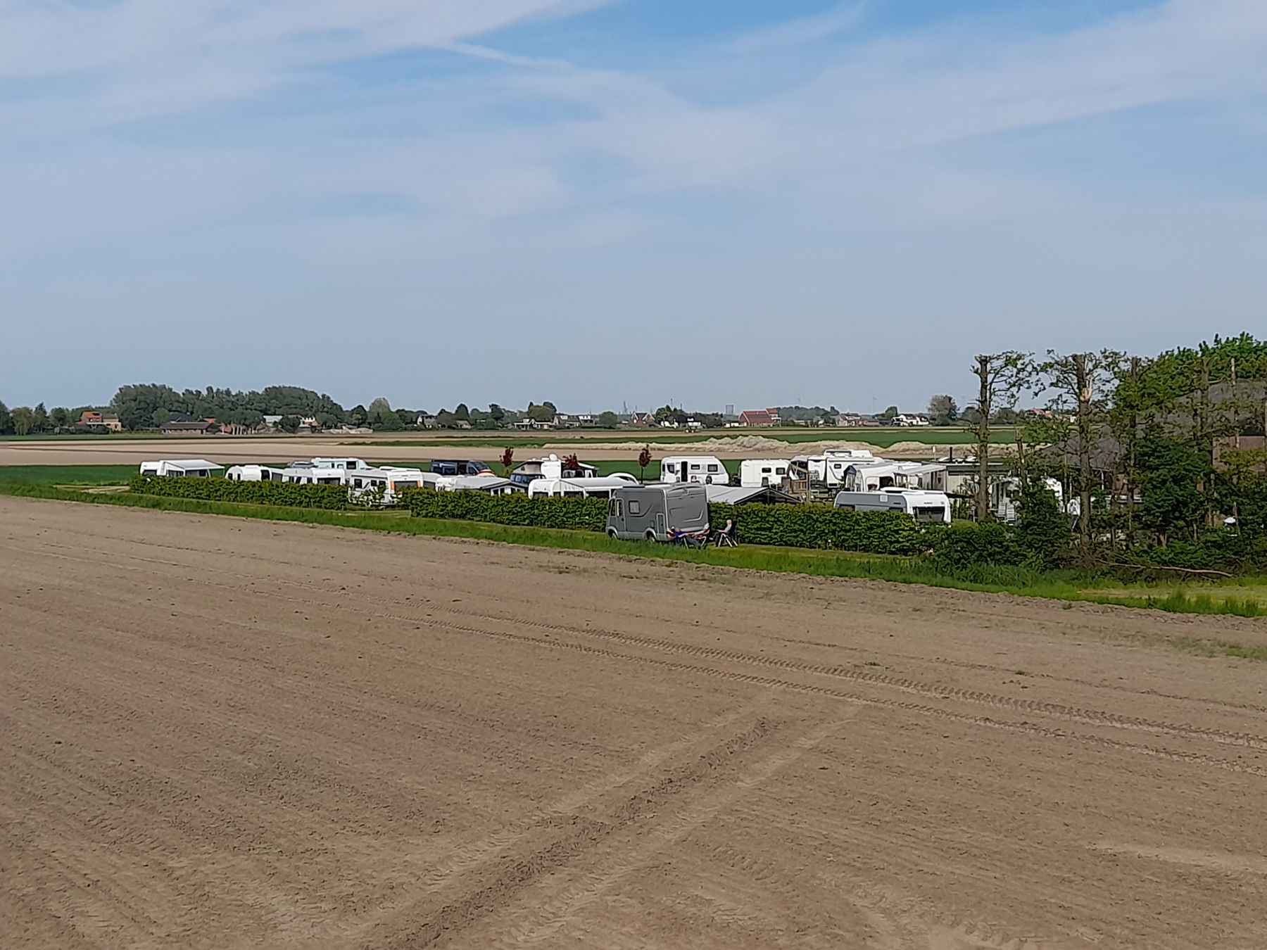 Het sanitairgebouw van de camping